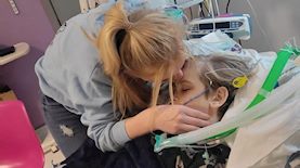 ארצי באטרסבי בן ה-12 שנותק מההחייאה עם אימו, צילום: הולי דאנס